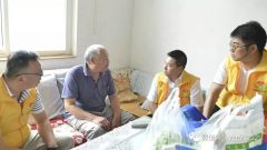 2017年7月吳宜民先生看望慰問(wèn)敬愛(ài)的老戰士