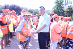 吳宜民先生參加“關(guān)愛(ài)環(huán)衛工，烈日送清涼”慰